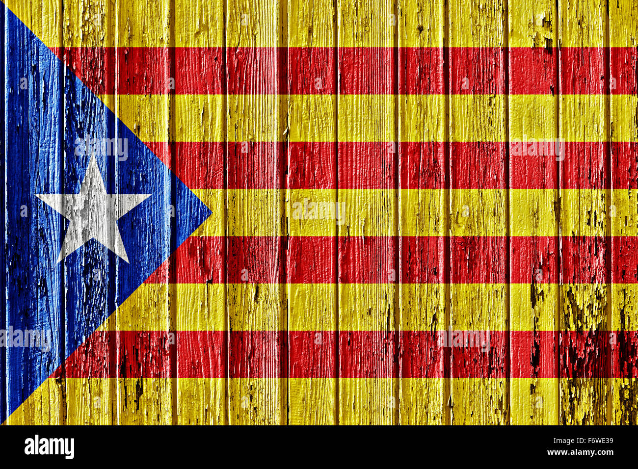 Bandiera dell'indipendenza catalana circolazione dipinto sul telaio in legno Foto Stock