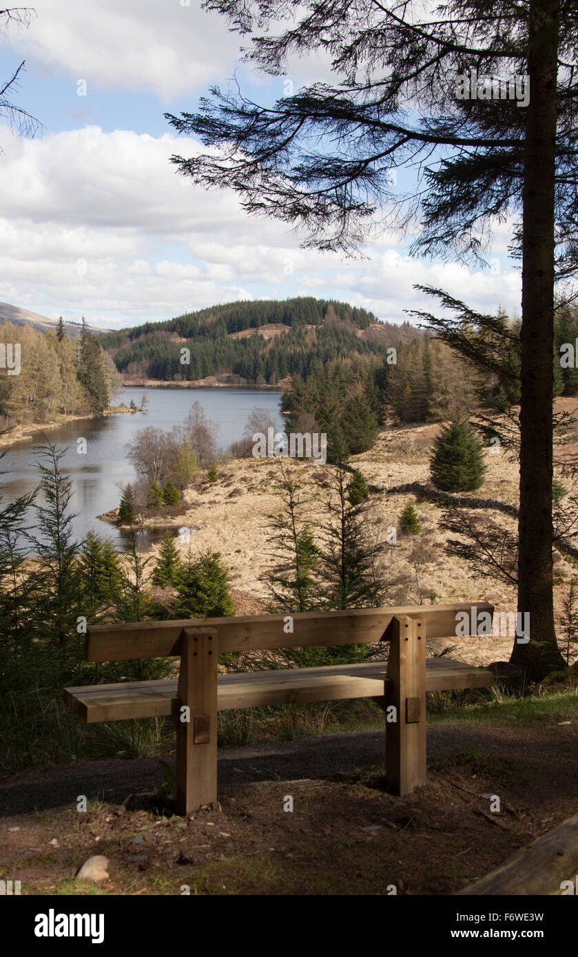 Trossachs, Scozia. Vista pittoresca su un banco vuoto si affaccia su Loch Drunkie nel Queen Elizabeth Forest Park. Foto Stock