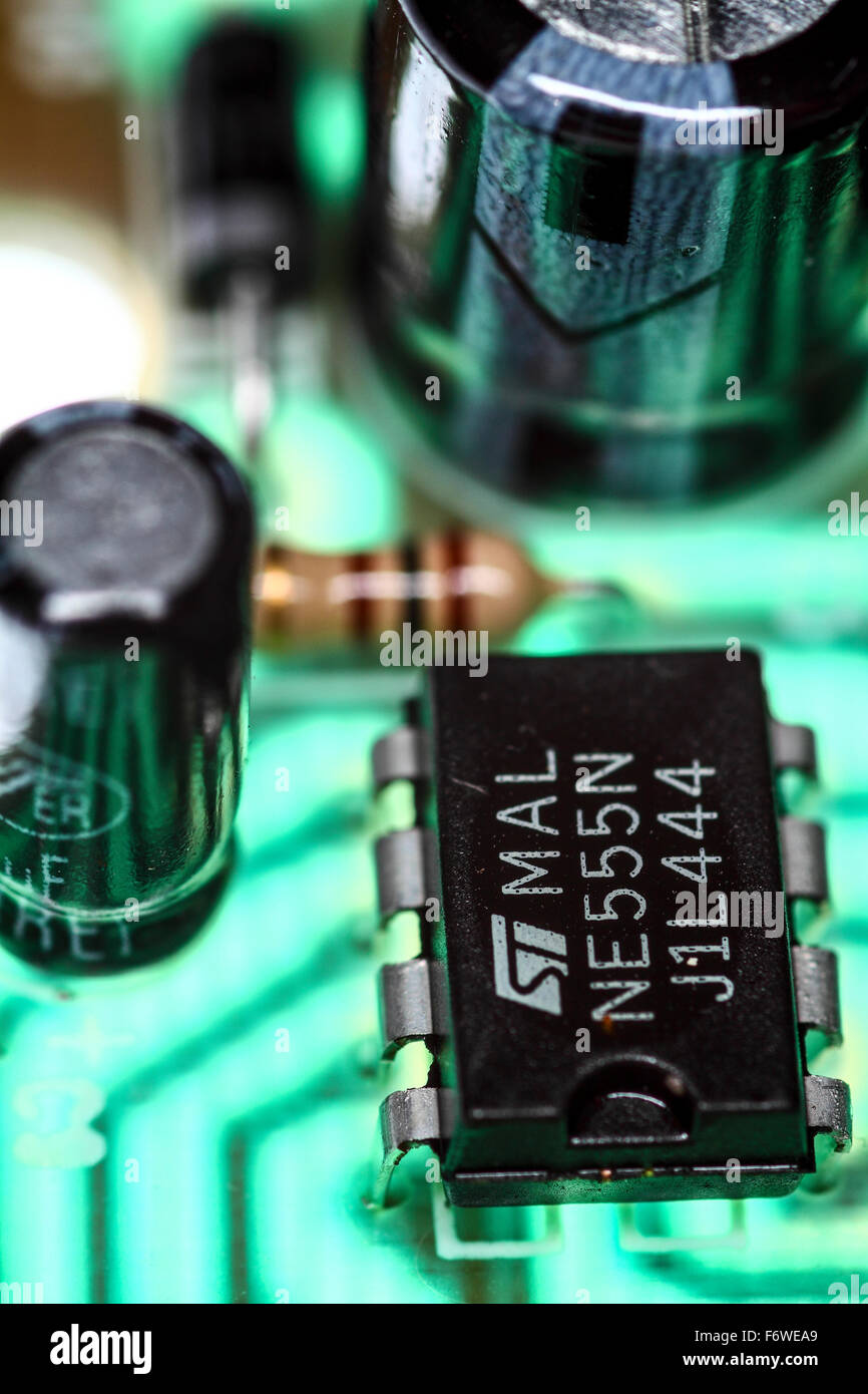 In prossimità di un circuito stampato elettronico che mostra i condensatori e i chip di silicio Foto Stock