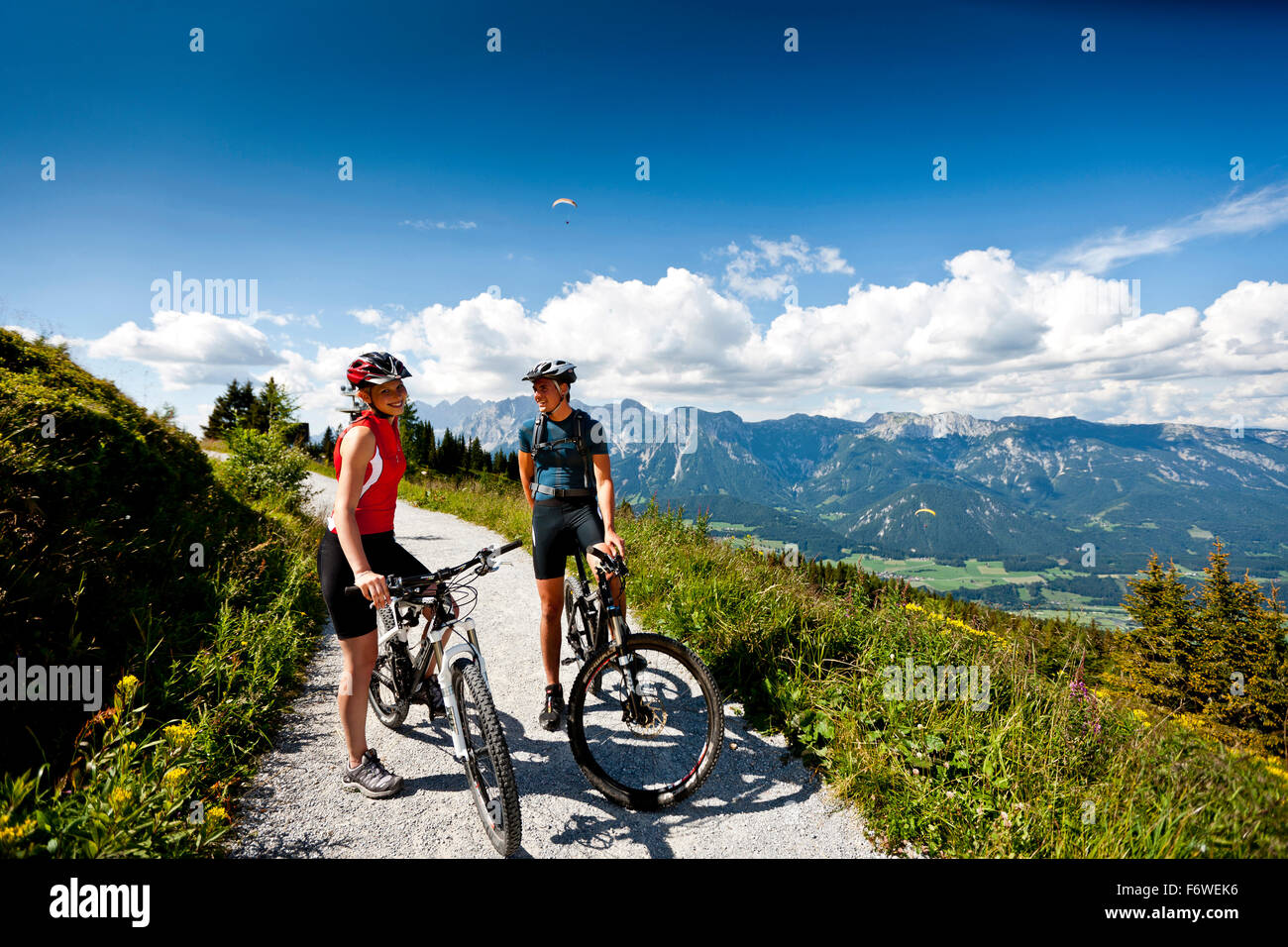 Gli amanti della mountain bike su una ghiaia raod, Duisitzkar, Planai, Stiria, Austria Foto Stock