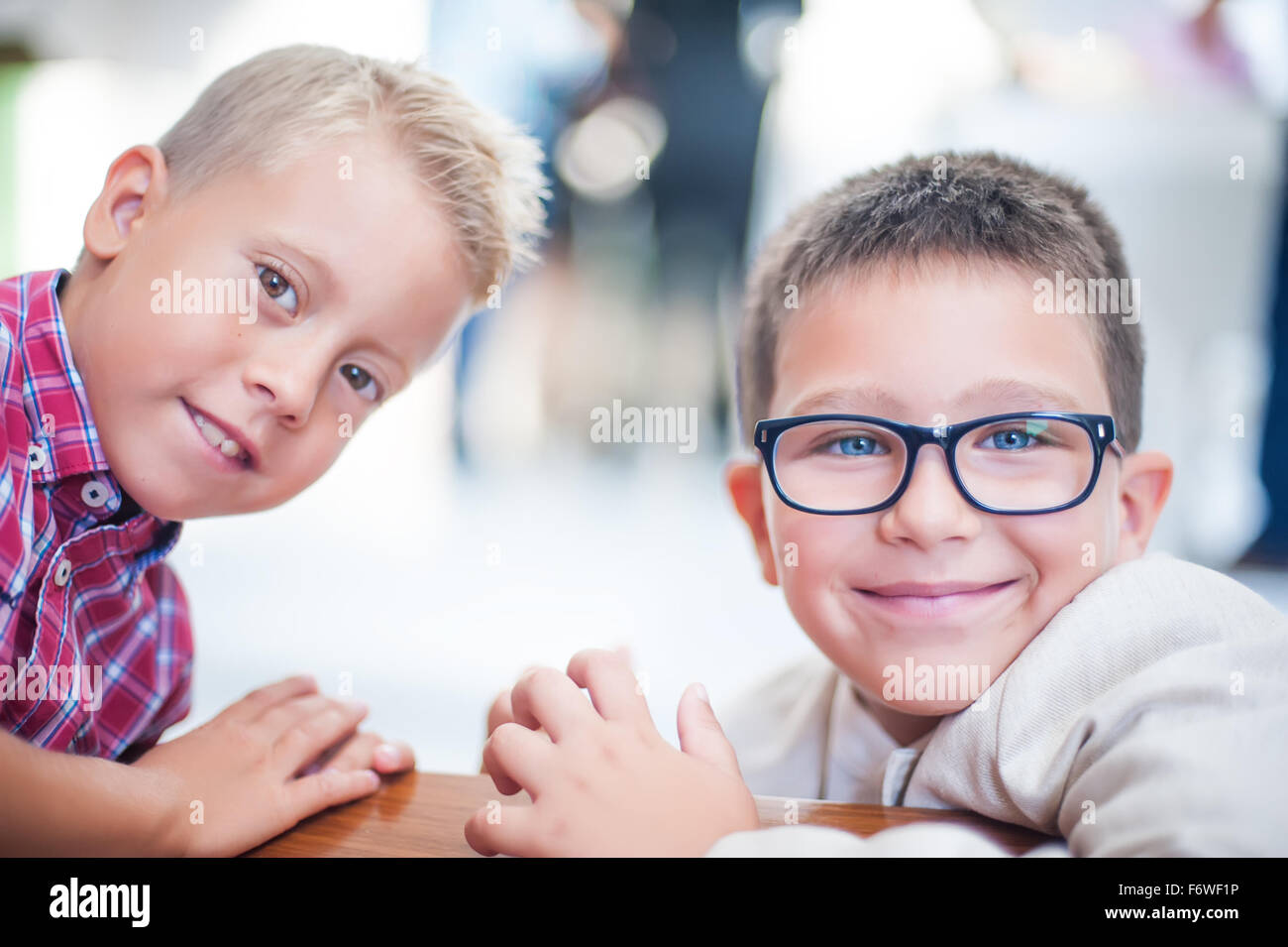 Due giovani amico guardando la telecamera Foto Stock