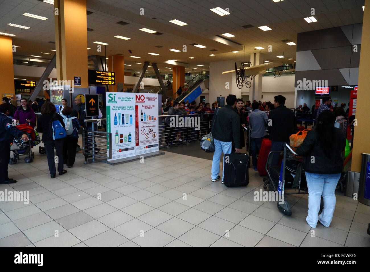 Sign in spagnolo che mostra quali articoli sono consentiti nel bagaglio a mano, Jorge Chávez Aeroporto Internazionale, Callao, Lima, Peru Foto Stock