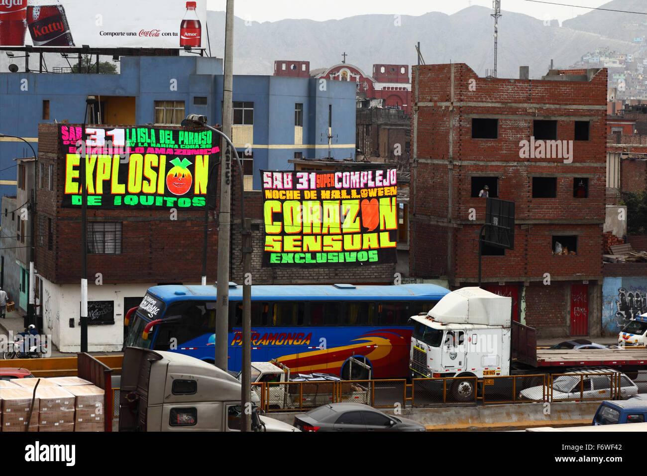 Striscioni che promuovono feste di Halloween su edifici in mattoni vicino alla trafficata autostrada Av Panamericana Norte, quartiere Rimac, Lima, Perù Foto Stock
