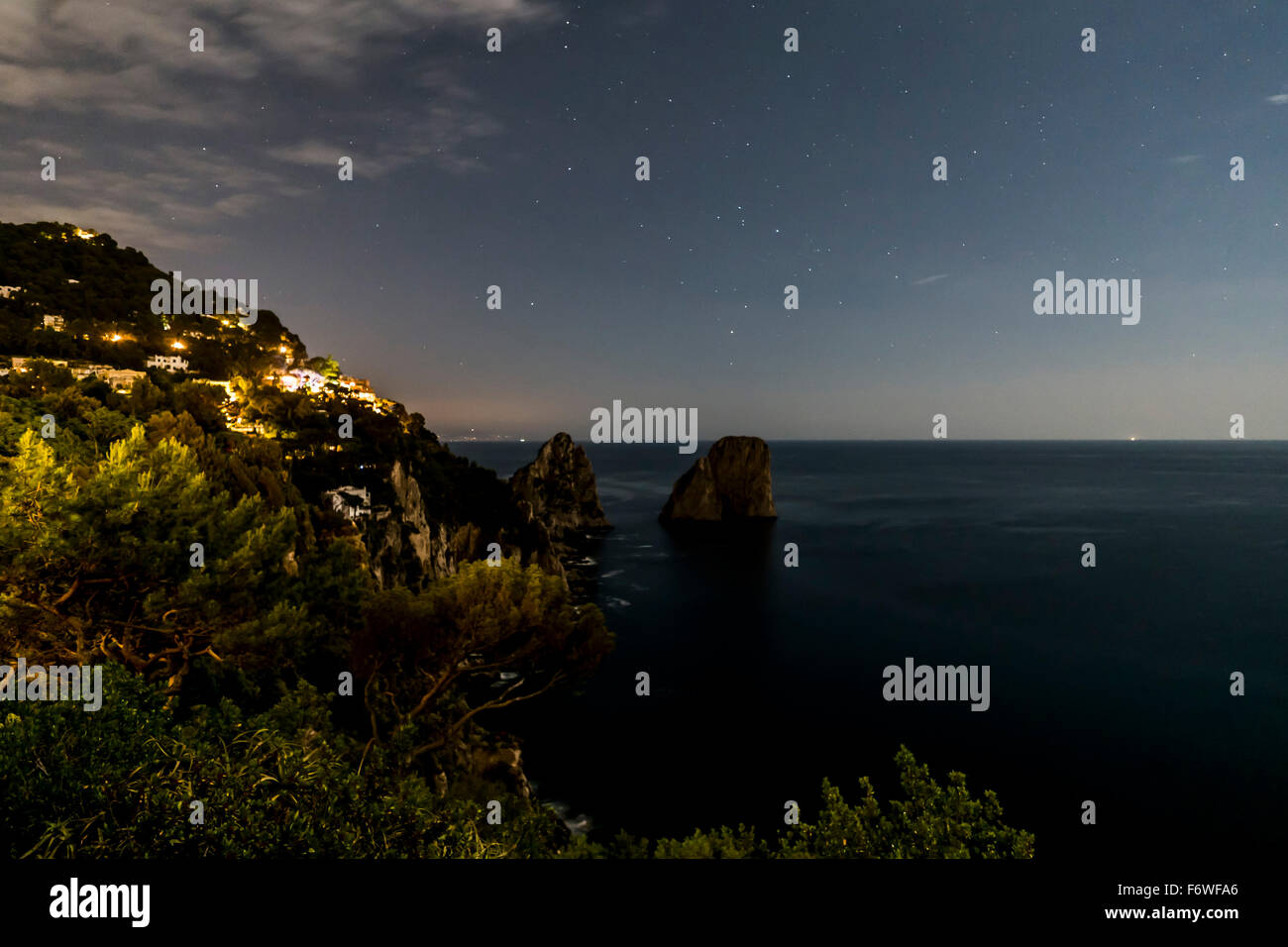 Faraglioni nella baia di Napoli di notte, Capri, Campania, Italia Foto Stock