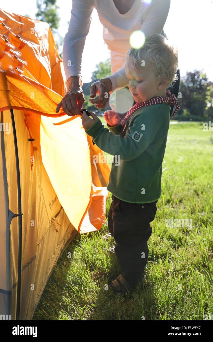 La madre e il figlio di 2 anni mettendo su una tenda, Wesenberg, Meclemburgo-Pomerania, Germania Foto Stock