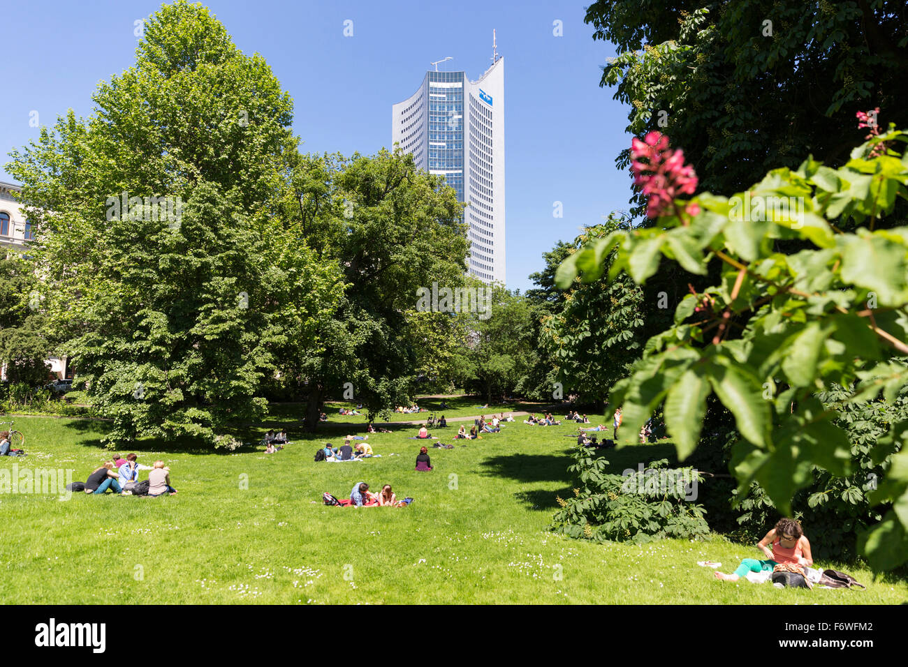 Parco vicino l'Università di Lipsia, City-Hochhaus in background, Leipzig, in Sassonia, Germania Foto Stock