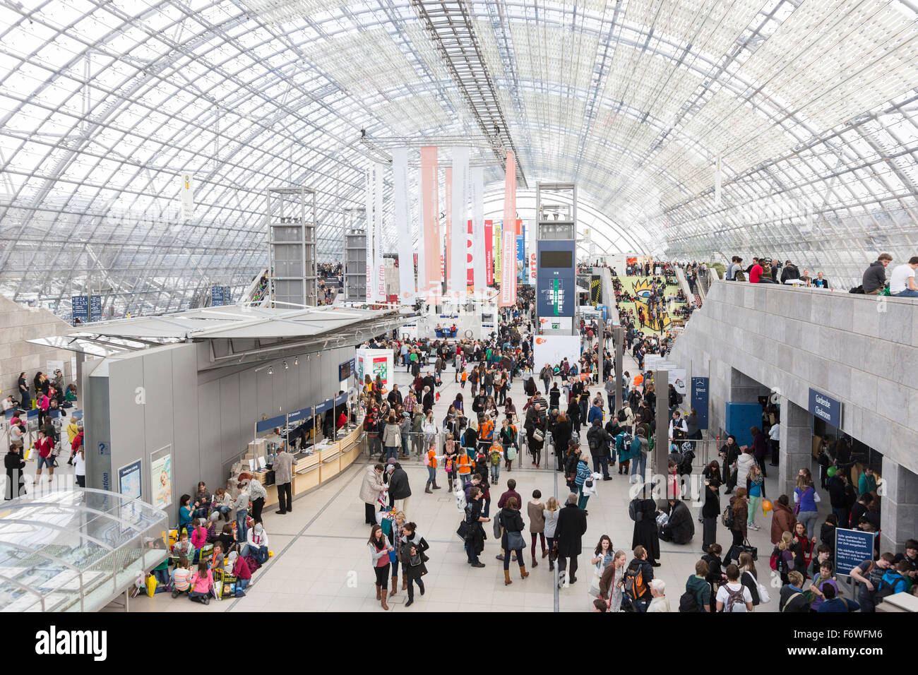 I visitatori all'interno della nuova Fiera edificio, Leipzig, in Sassonia, Germania Foto Stock