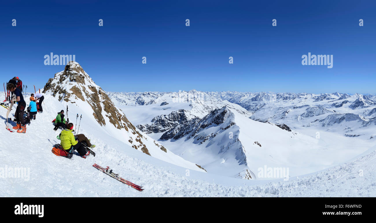 Panorama con un gruppo di persone per sci di fondo, avente una pausa nella parte anteriore del vertice Weisskugel, Weisskugel in background, W Foto Stock