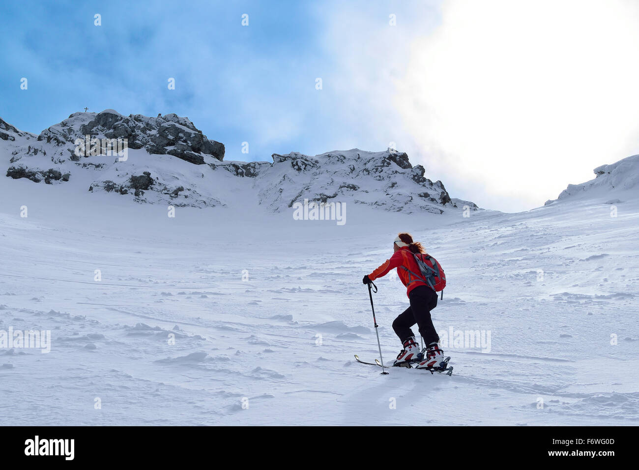 Backcountry femmina sciatore ascendente di Hocheisspitze, sulle Alpi di Berchtesgaden, Alta Baviera, Baviera, Germania Foto Stock