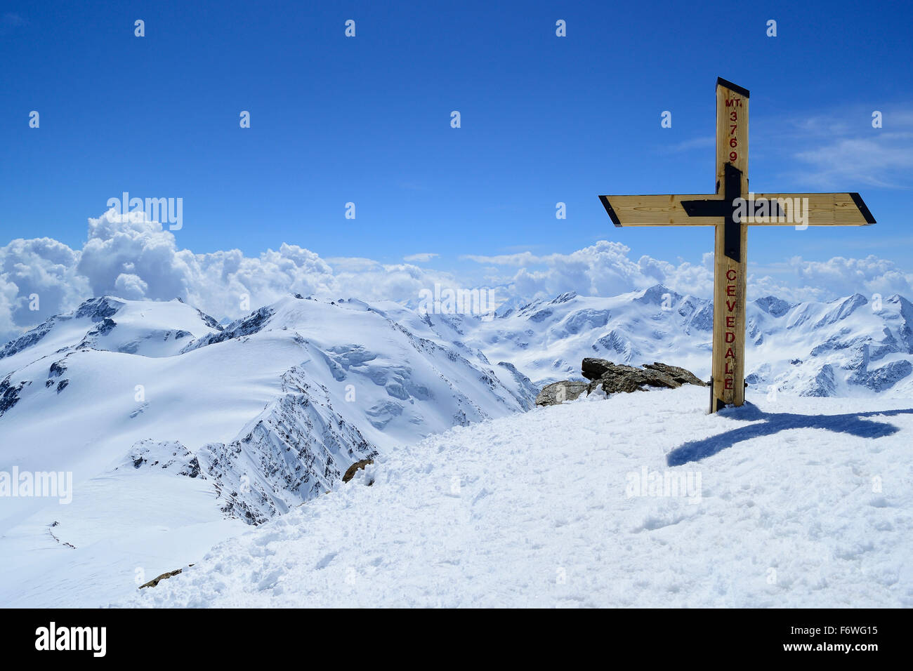 Vertice del Cevedale con la croce, vista Monte Vioz, del Palon de la Mare e Punta San Matteo, del Cevedale, Ortles, Alto Adige, ho Foto Stock