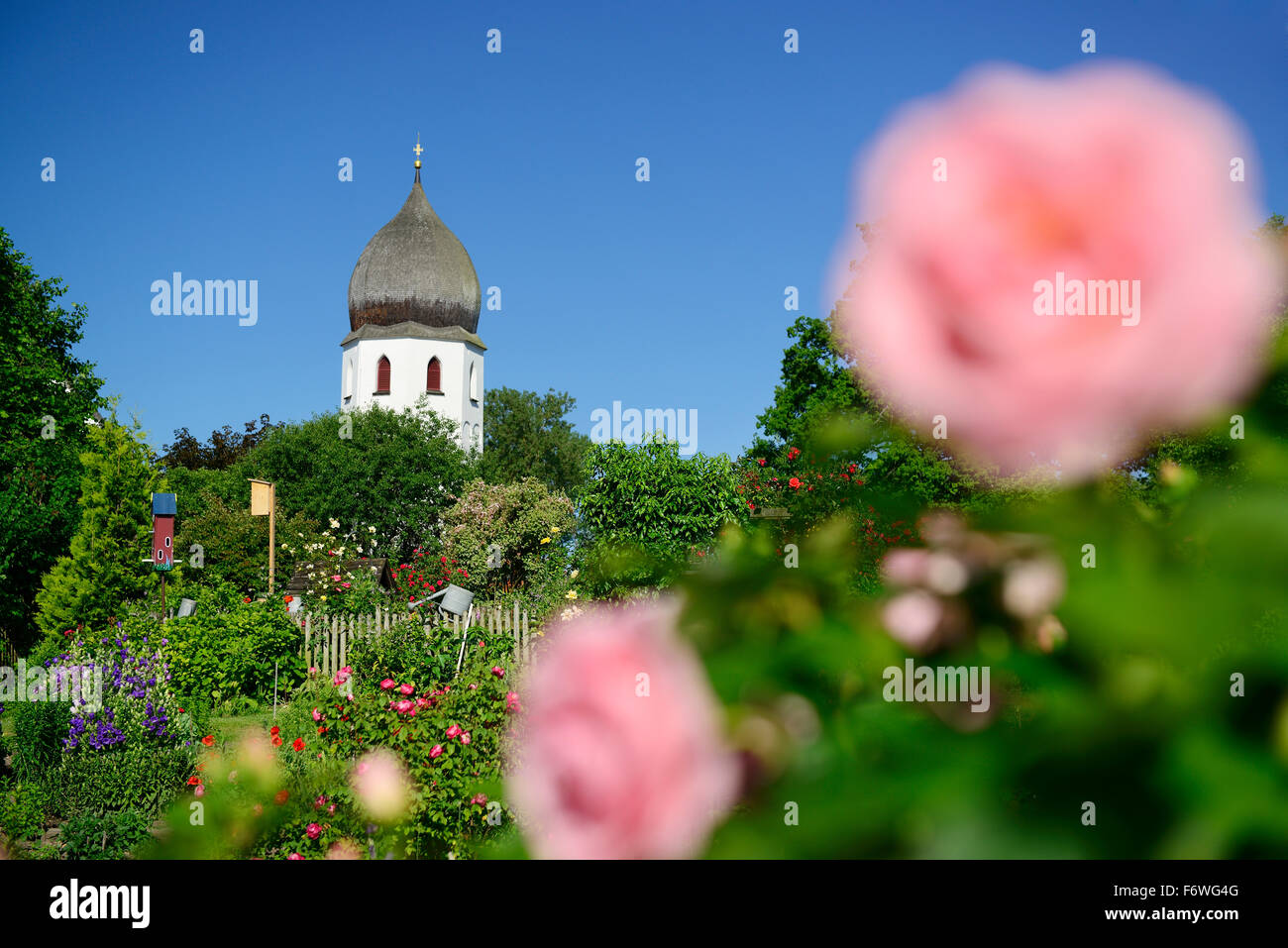 Abbey garden e chiesa di Frauenwoerth, Frauenchiemsee island, il lago Chiemsee, Chiemgau, Alta Baviera, Baviera, Germania Foto Stock