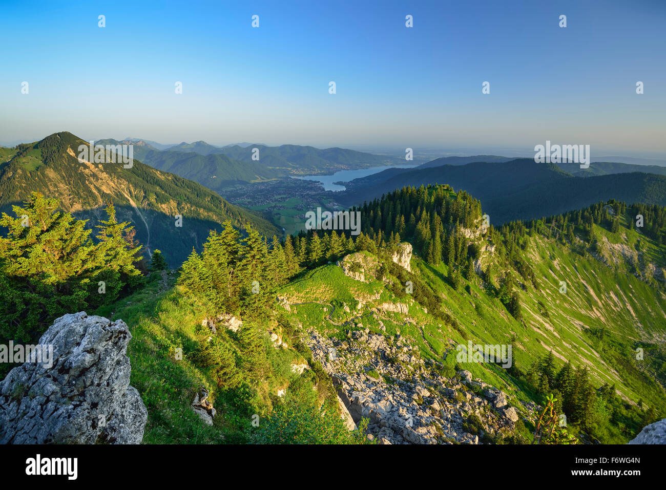 Vista dal vertice di Bodenschneid a Wallberg e il lago Tegernsee, Bodenschneid, Spitzing, Alpi Bavaresi, Alta Baviera, Bavar Foto Stock