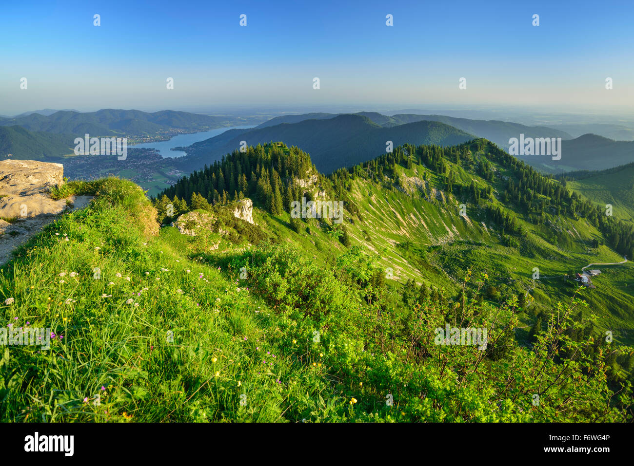 Vista dal vertice di Bodenschneid al lago Tegernsee e Bodenschneidhaus capanna, Bodenschneid, Spitzing, Alpi Bavaresi, superiore Ba Foto Stock