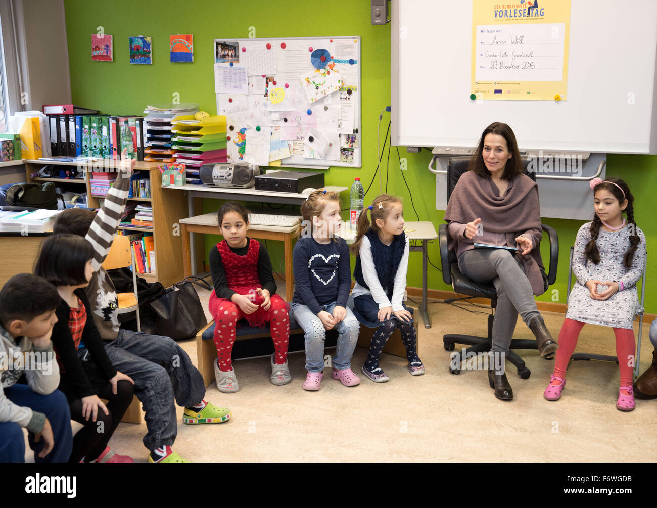 Berlino, Germania. Xx Nov, 2015. La televisione talk show host e giornalista Anne si legge in un libro per bambini per gli alunni delle elementari Gustav-Falke scuola di Berlino, Germania, 20 novembre 2015. Il dodicesimo 'Lettura giorno' è un paese-ampia iniziativa della Deutsche Bahn Foundation e il giornale settimanale "Die Zeit". Foto: Joerg Carstensen/dpa/Alamy Live News Foto Stock