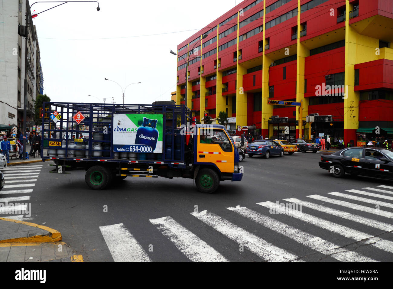 Limagas domestico di gas carrello per la consegna e il traffico su Av Abancay nel centro di Lima, Perù Foto Stock