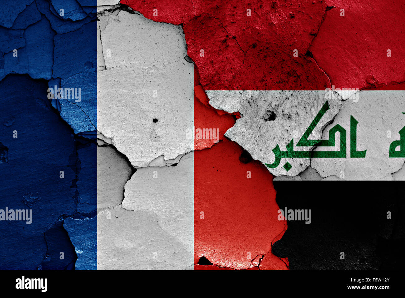Bandiere di Francia e Iraq dipinta sulla parete incrinato Foto Stock