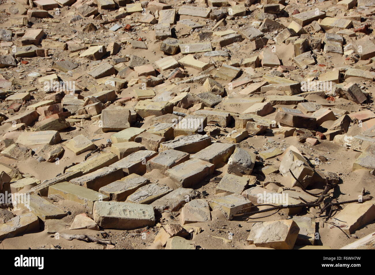 Primo piano su argilla gialla Mattone di Edificio piastrelle in sabbia Foto Stock