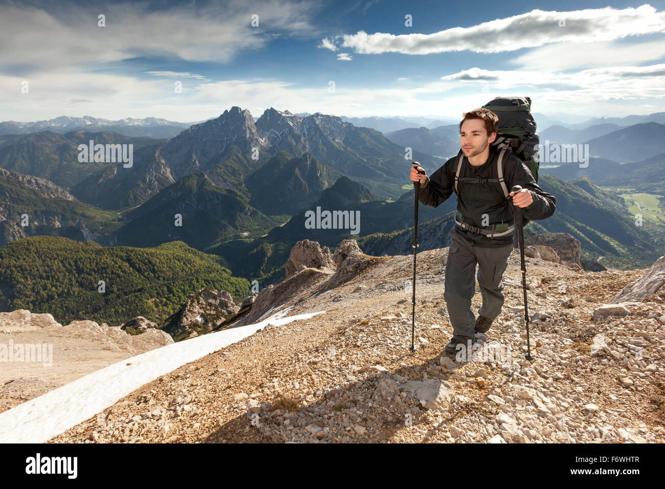 Giovane uomo con zaino ascendente di Grosser Buchstein, Gesause National Park, Alpi Ennstal, Stiria, Austria Foto Stock