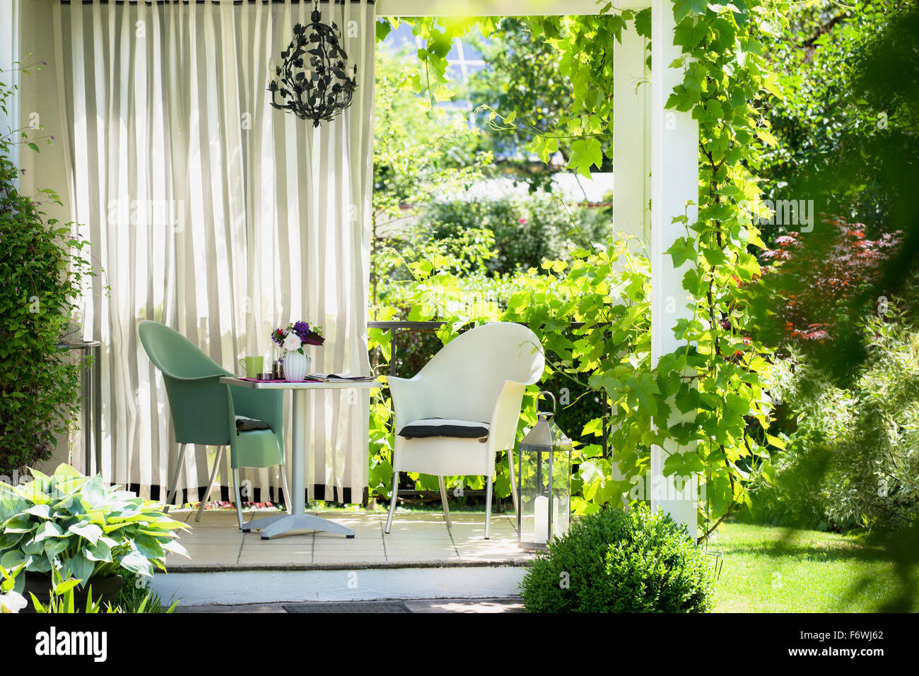 Terrazza con giardino in estate, Freiburg im Breisgau, Foresta Nera, Baden-Würtemberg, Germania Foto Stock