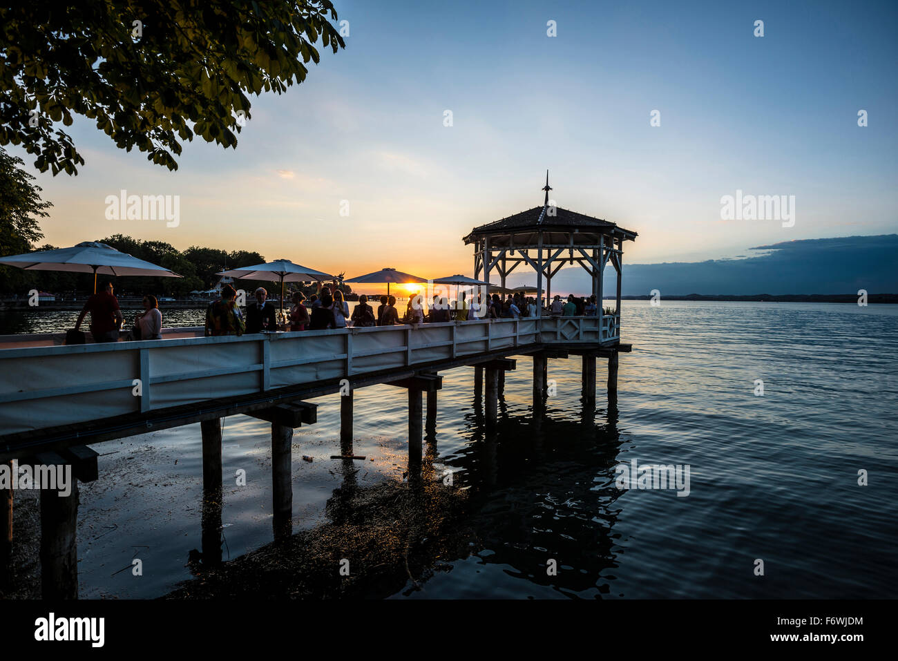 Padiglione con bar sulla riva del lago di Costanza al tramonto, Bregenz, Vorarlberg, Austria Foto Stock