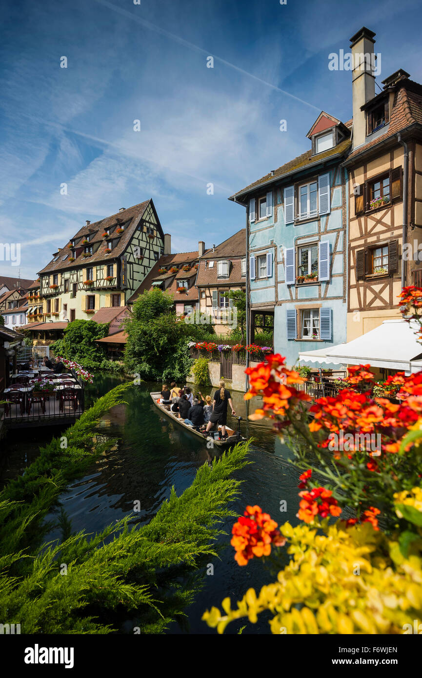 Metà case con travi di legno con fiori estivi, Petite Venise, Colmar, Alsazia, Francia Foto Stock