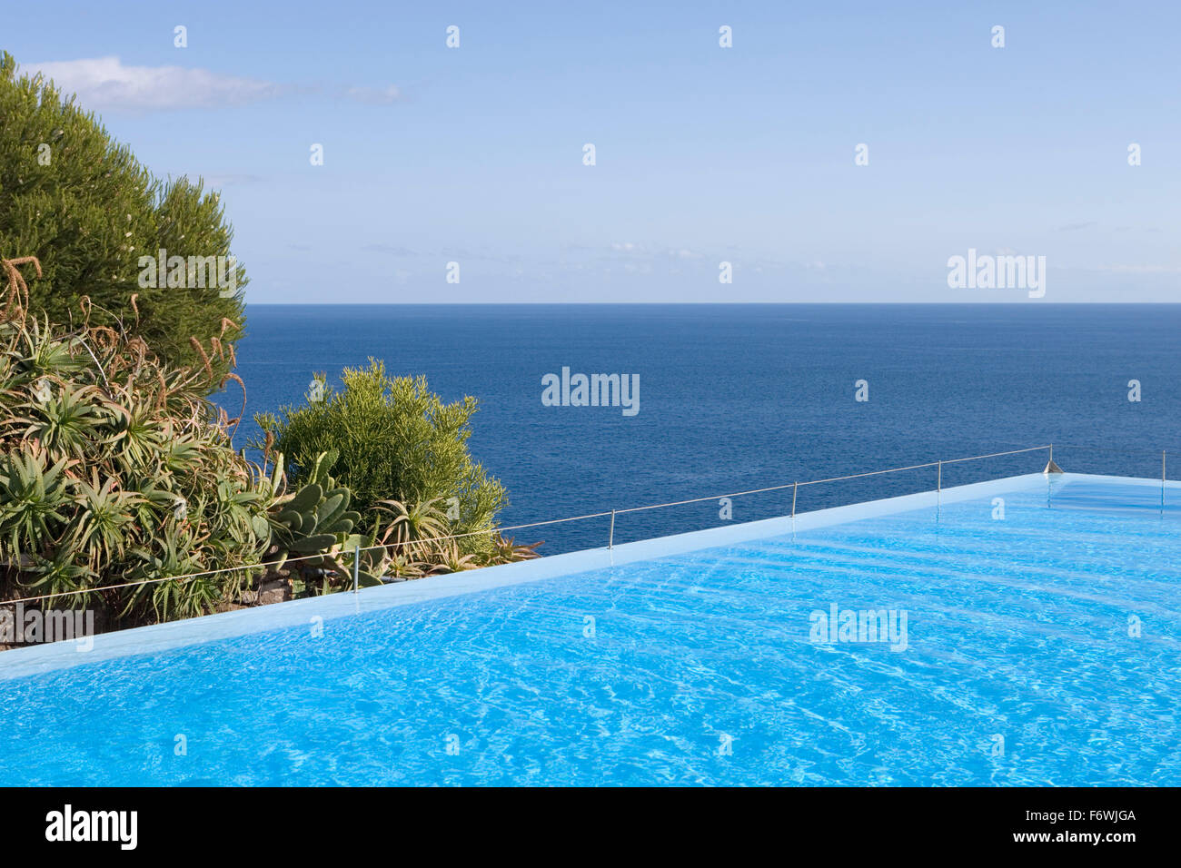Piscina a sfioro di Estalagem da Ponta do Sol hotel design, Ponta do Sol, Madeira, Portogallo Foto Stock