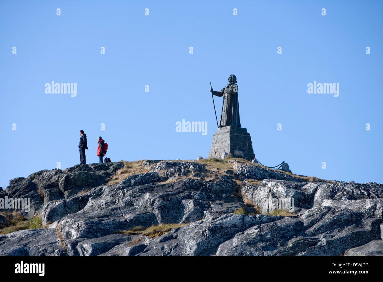 Gli escursionisti su una collina vicino alla statua di Hans Egede, Nuuk Godthab , Kitaa, Groenlandia Foto Stock