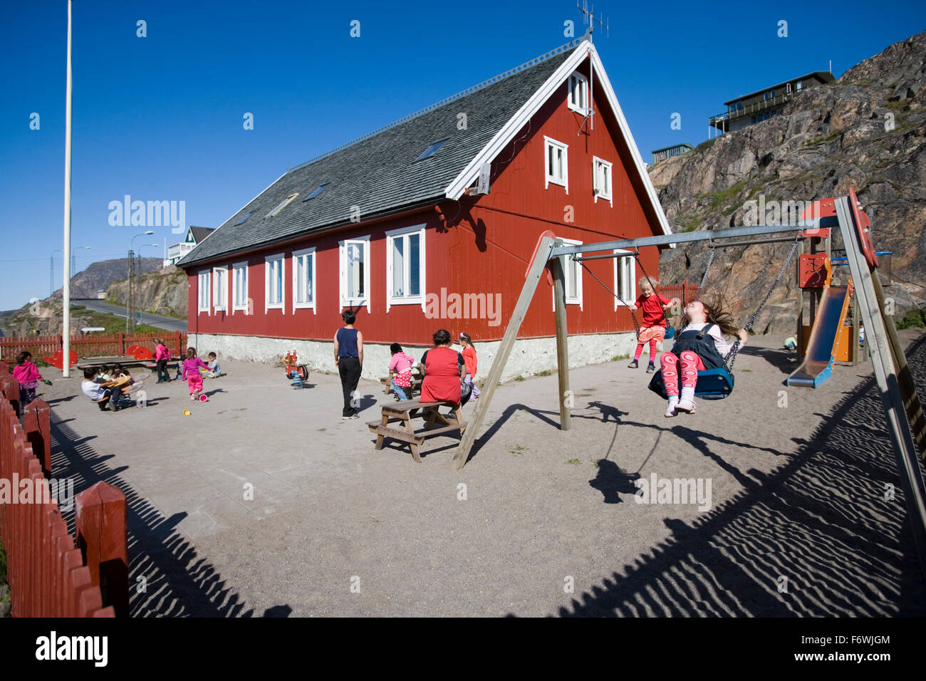 I bambini giocano al di fuori di una scuola primaria, Sisimiut Holsteinsborg , Kitaa, Groenlandia Foto Stock