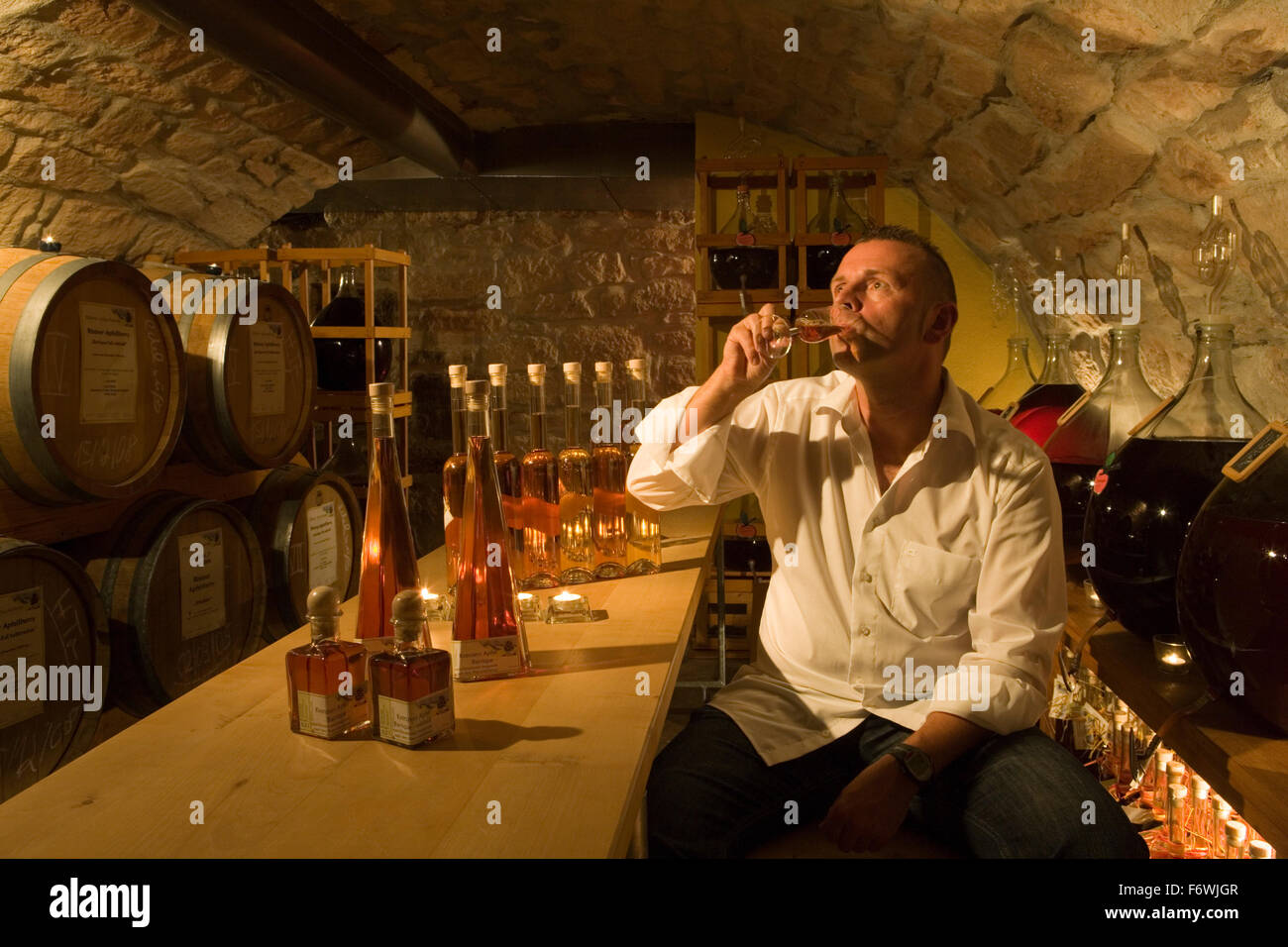 Titolare Juergen H. Krenzer nel vino di mele e sherry cantina a Rhoener Schau-Kelterei, Gasthof Zur Krone, Das Rhoenschaf-H Foto Stock