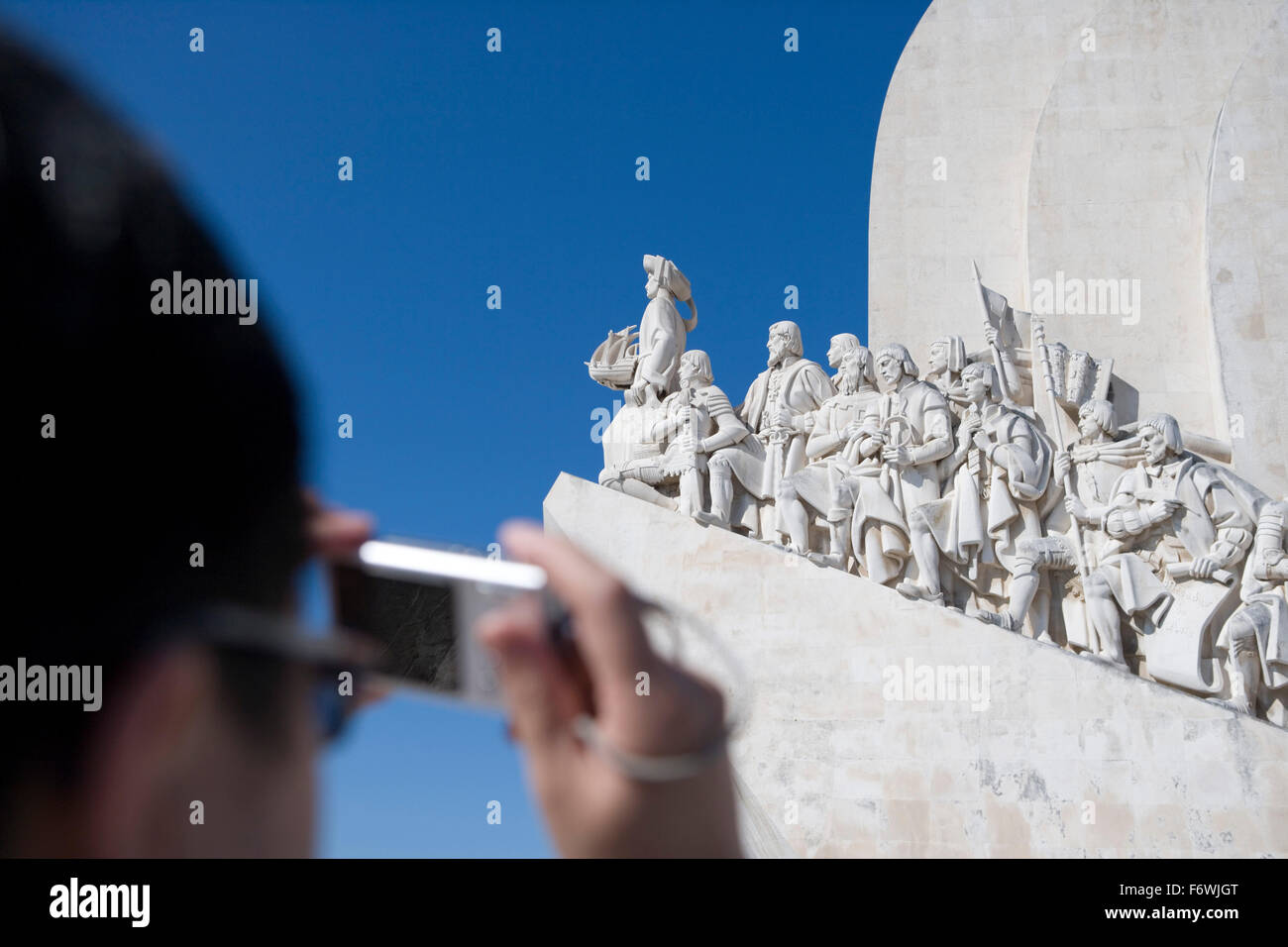 Uomo di fotografare il Monumento delle Scoperte Padrao dos Descobrimentos in Belem, Lisbona, Lisboa, Portogallo Foto Stock