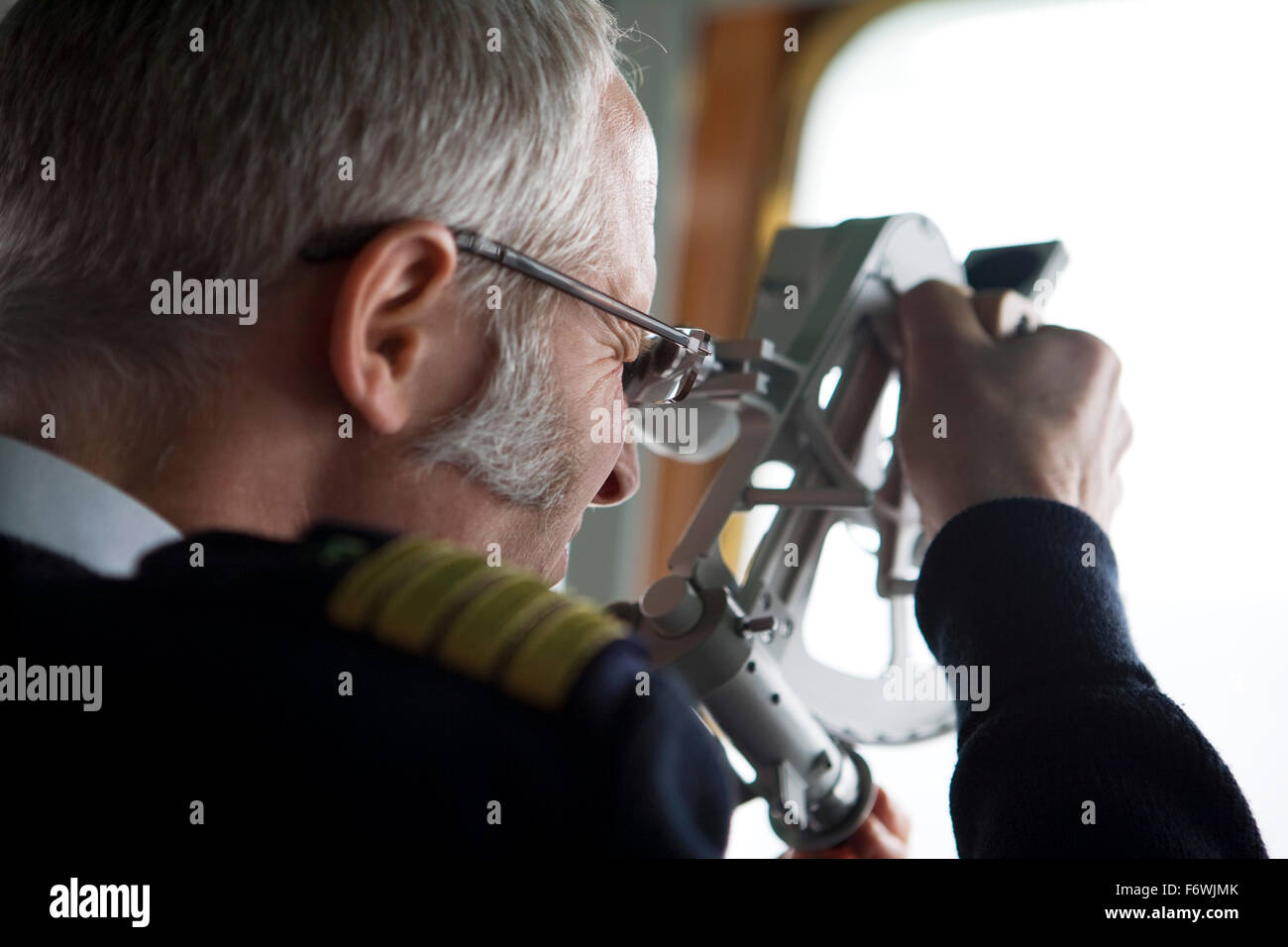 Nave da crociera MS Deutschland Reederei Peter Deilmann chief mate Elmar Muehlebach con sextant, vicino a King George Island, Sud Sh Foto Stock