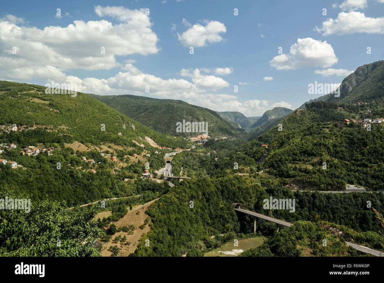 La valle del fiume Miljacka est di Sarajevo visto da Bijela Tabija (bianco fortezza) a Sarajevo. Foto Stock
