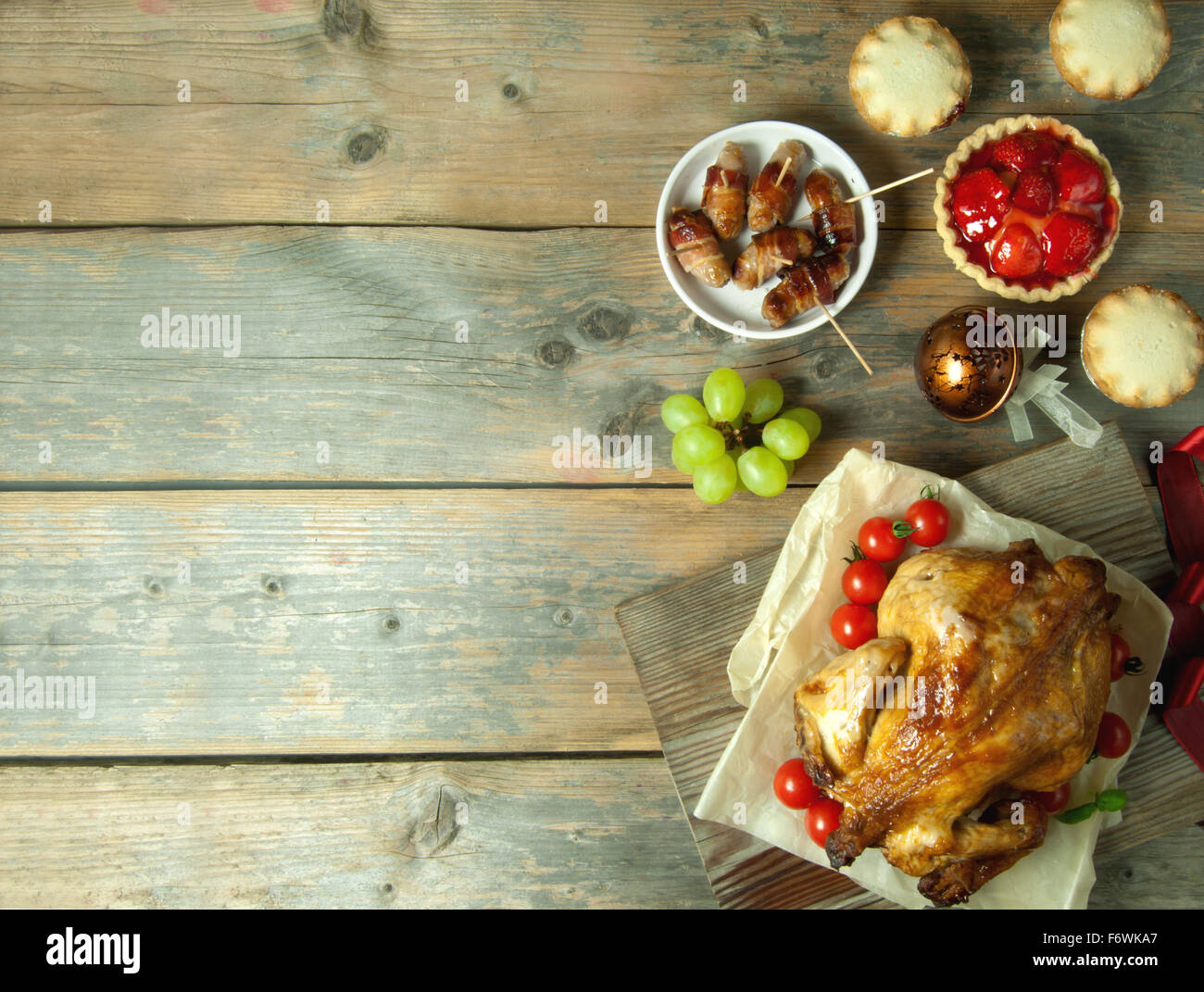 Natale e ringraziamento cibi dolci e salati selezione sulla sommità di uno sfondo di legno con copyspace Foto Stock