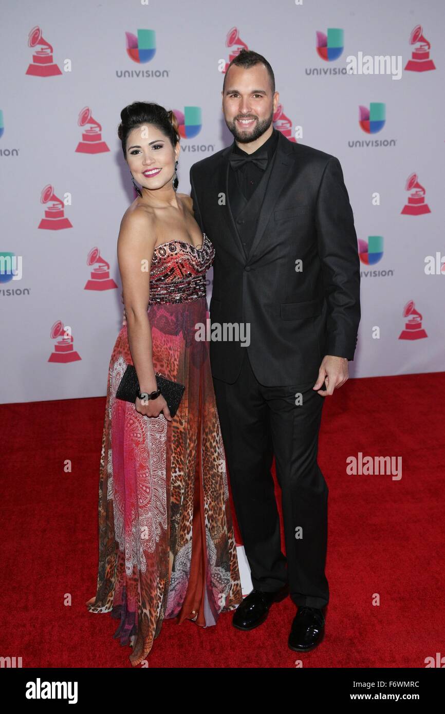 Jayko e Jocelyn presso gli arrivi per 16th Annual Latin Grammy Awards - Arrivi 1, MGM Grand Garden Arena di Las Vegas, NV Novembre 19, 2015. Foto di: James Atoa/Everett Collection Foto Stock