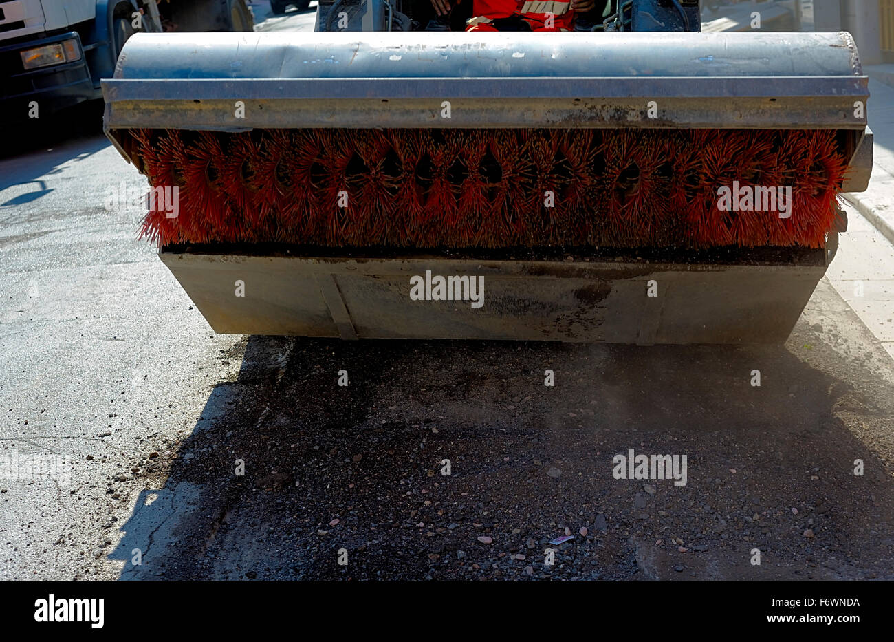 Spazzatrice allegati mini escavatore. La spazzatrice spazza, raccoglie e scarica la sporcizia ed i detriti. Foto Stock