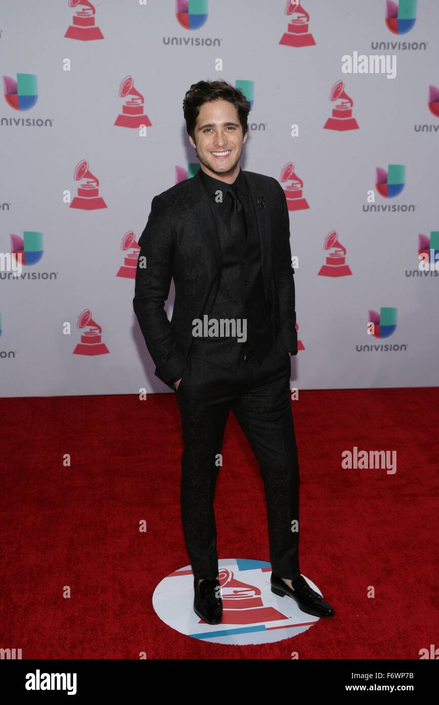 Diego Boneta presso gli arrivi per 16th Annual Latin Grammy Awards - Gli arrivi 3, MGM Grand Garden Arena di Las Vegas, NV Novembre 19, 2015. Foto di: James Atoa/Everett Collection Foto Stock