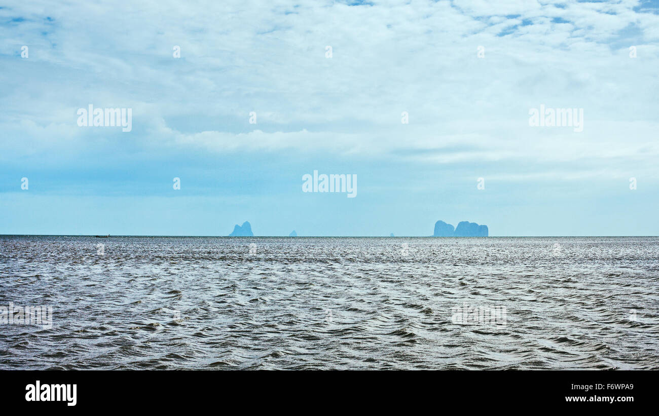 Mare delle Andamane, Thailandia, paesaggio al giorno nuvoloso Foto Stock