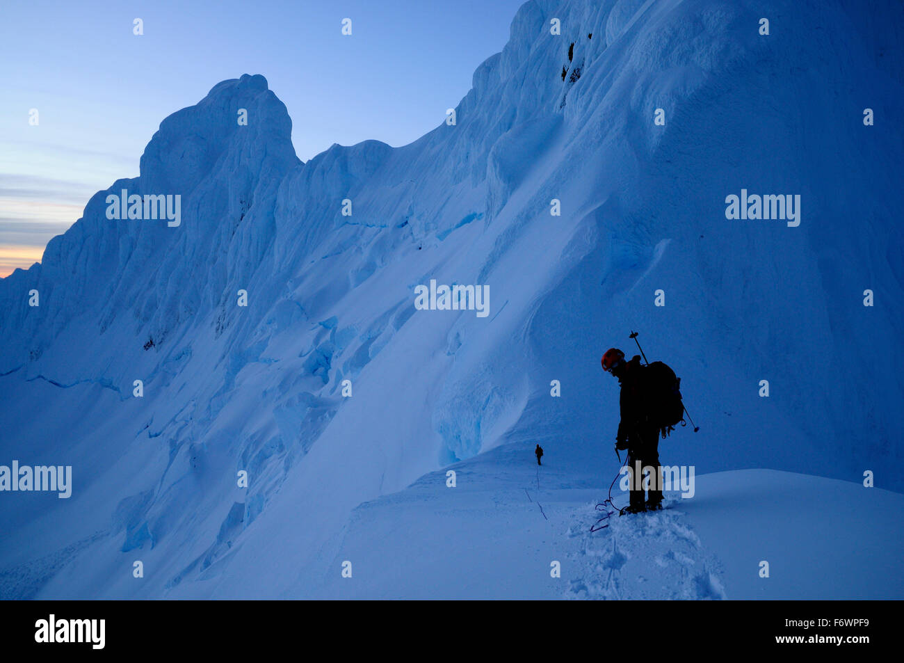 Due alpinisti al di sotto del vertice occidentale del Monte Sarmiento, Cordillera Darwin, Tierra del Fuego, Cile Foto Stock