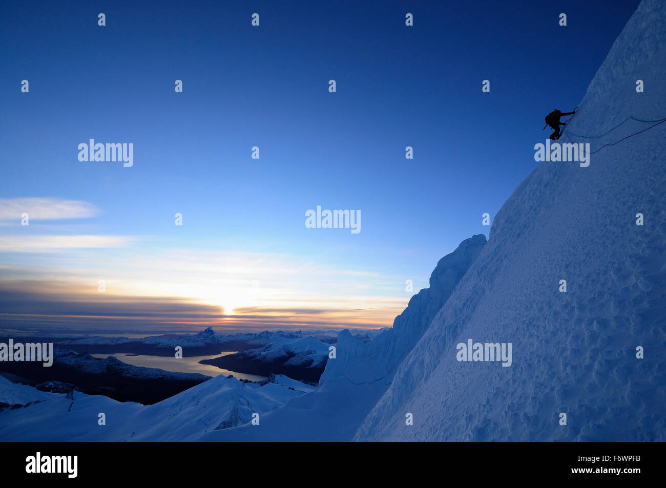 Alpinista nel lato nord del monte Sarmiento, Cordillera Darwin, Tierra del Fuego, Cile Foto Stock