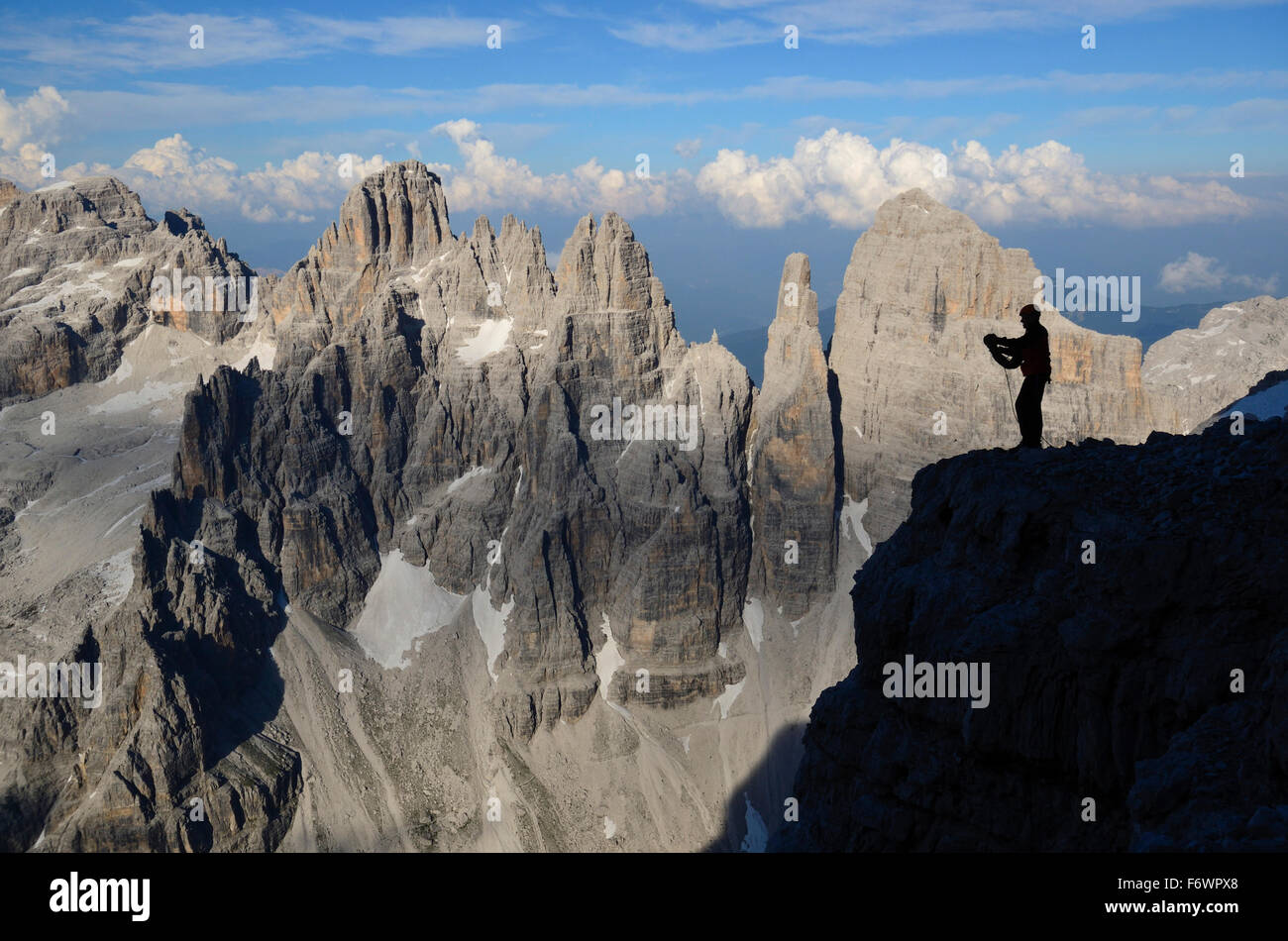 Scalatore sul vertice del Crozzon di Brenta, Dolomiti di Brenta, Trentino, Italia Foto Stock