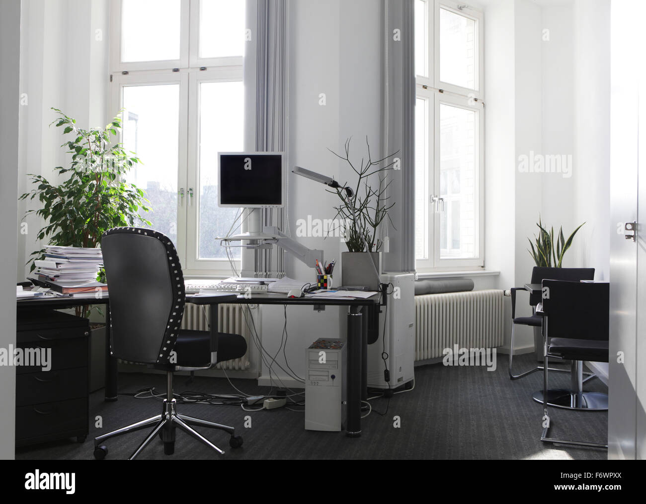 Una workstation per ufficio con scrivania senza persone Foto Stock