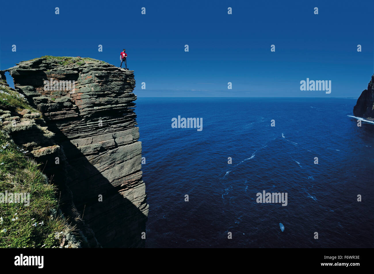 Scalatore sulla parte superiore del Vecchio Uomo di Hoy, Hoy, isole Orcadi Scozia, Gran Bretagna Foto Stock