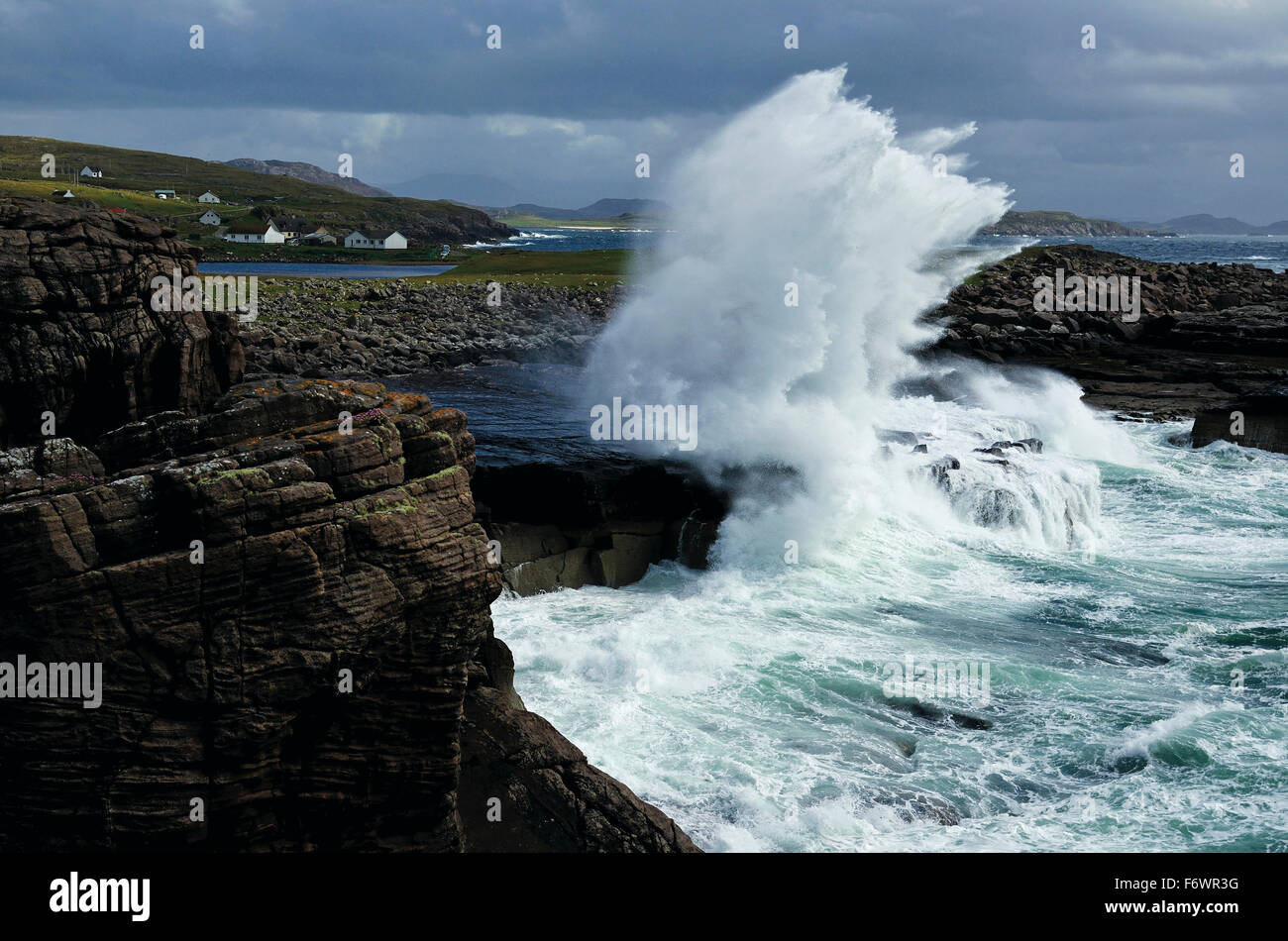 Massiccia di onde che si infrangono sulla costa, Reiff, Highlands Scozia, Gran Bretagna Foto Stock