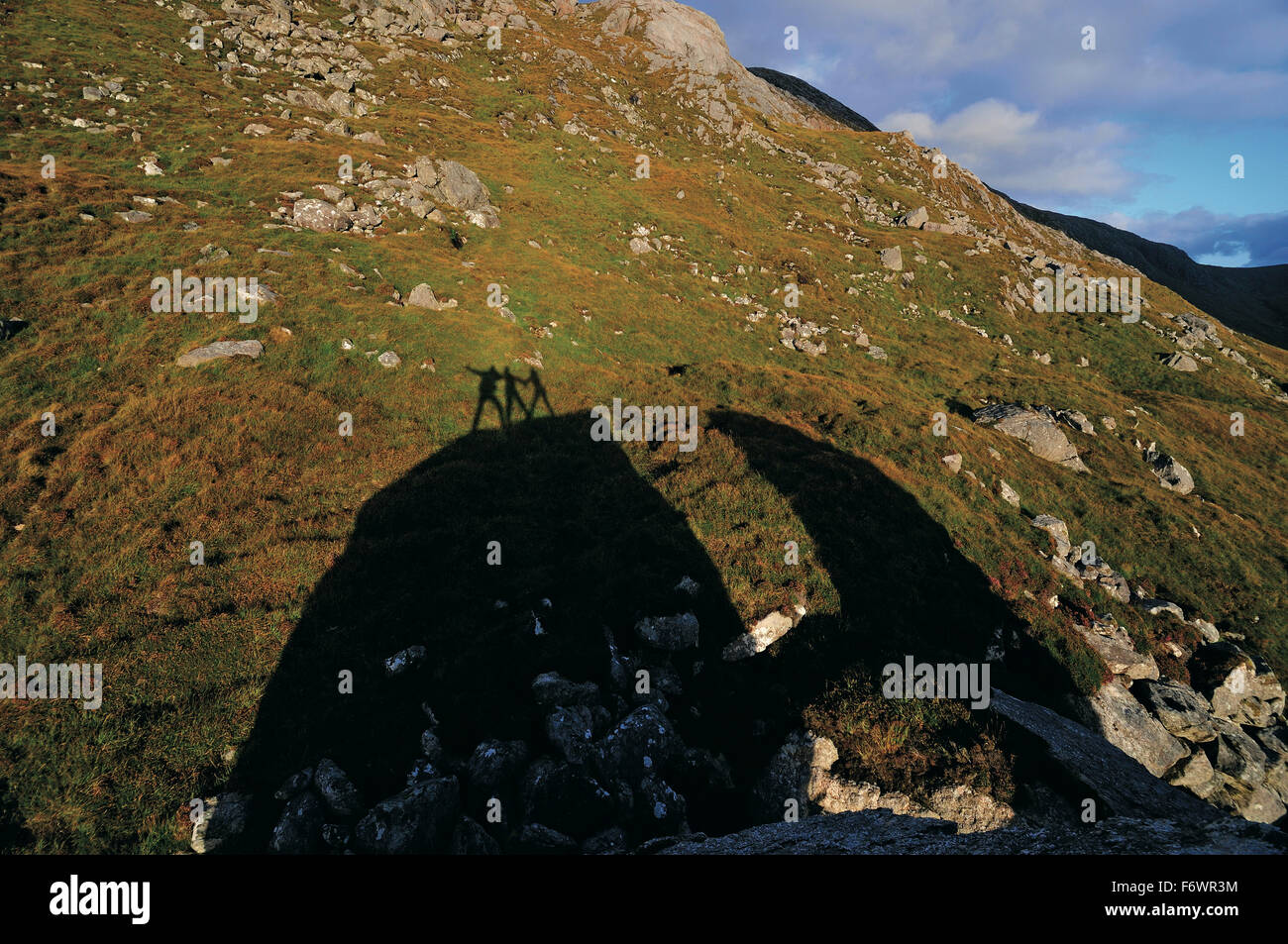 Silhouette di tre persone in una collina, Loch Crabhadail, Harris, Lewis e Harris, Ebridi Esterne, Scozia, Gran Bretagna Foto Stock