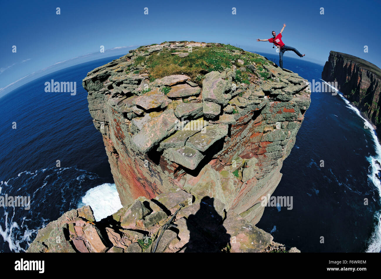 Scalatore sul vertice del vecchio uomo di Hoy, isole Orcadi Scozia, Gran Bretagna Foto Stock