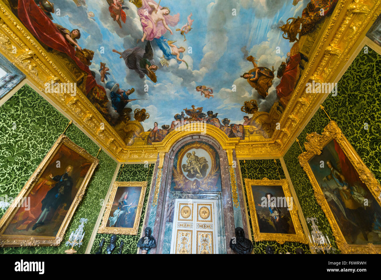 Sala storica con affreschi a soffitto, Palazzo di Versailles, Sito Patrimonio Mondiale dell'UNESCO, Yvelines, regione Ile-de-France, Francia Foto Stock