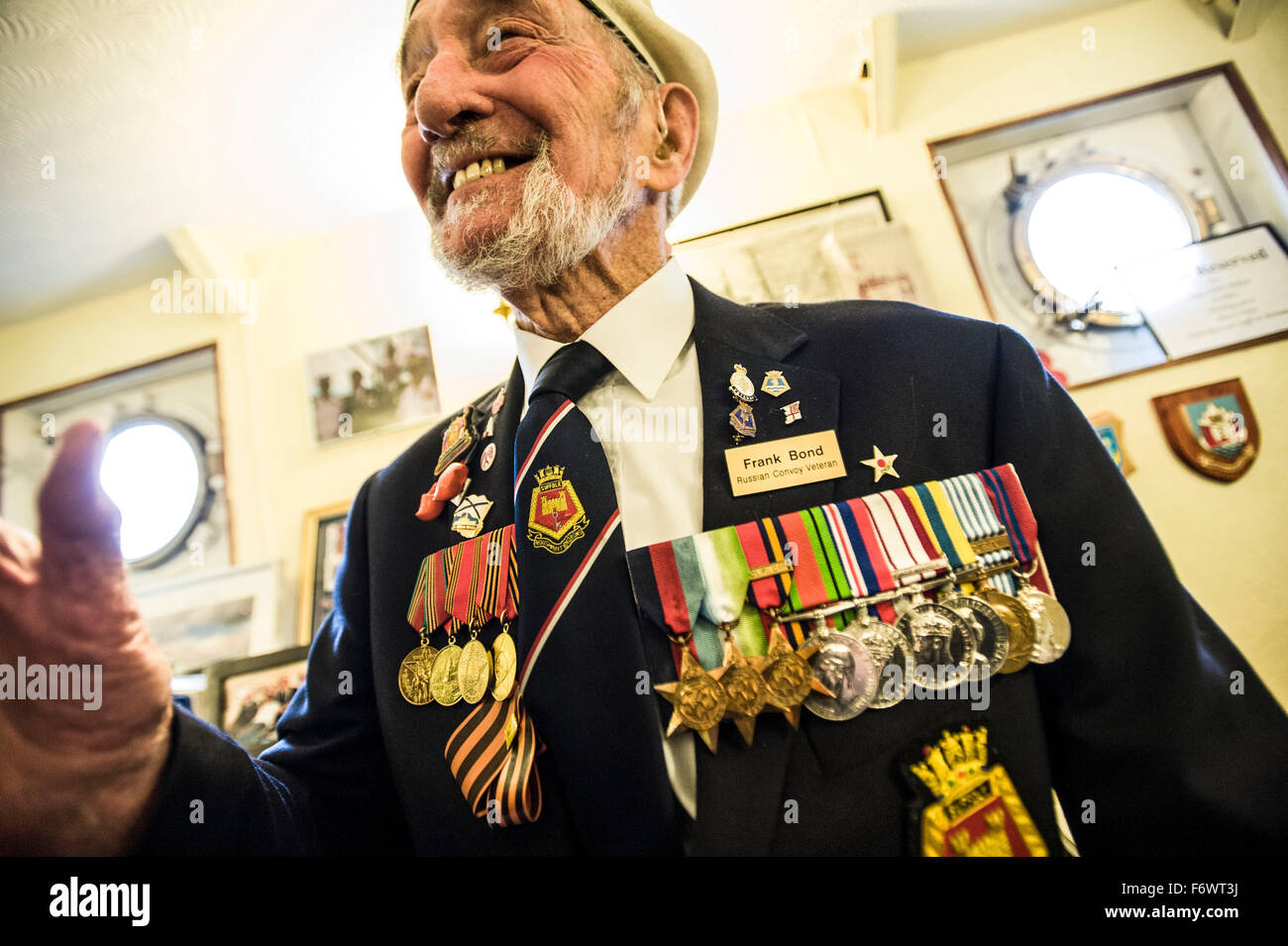 89 anni Frank Bond . Veterani ottenere insieme segna il settantacinquesimo anniversario della HMS Belfast ormeggiato a Sugar Quay nr Tower Bridge London SE1 Foto Stock