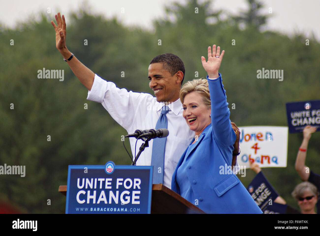 Il senatore Hillary Rodham Clinton campagne insieme con il candidato presidenziale democratico senatore Barack Obama durante la campagna elettorale presidenziale del 27 giugno 2008 in unità, New Hampshire. Foto Stock