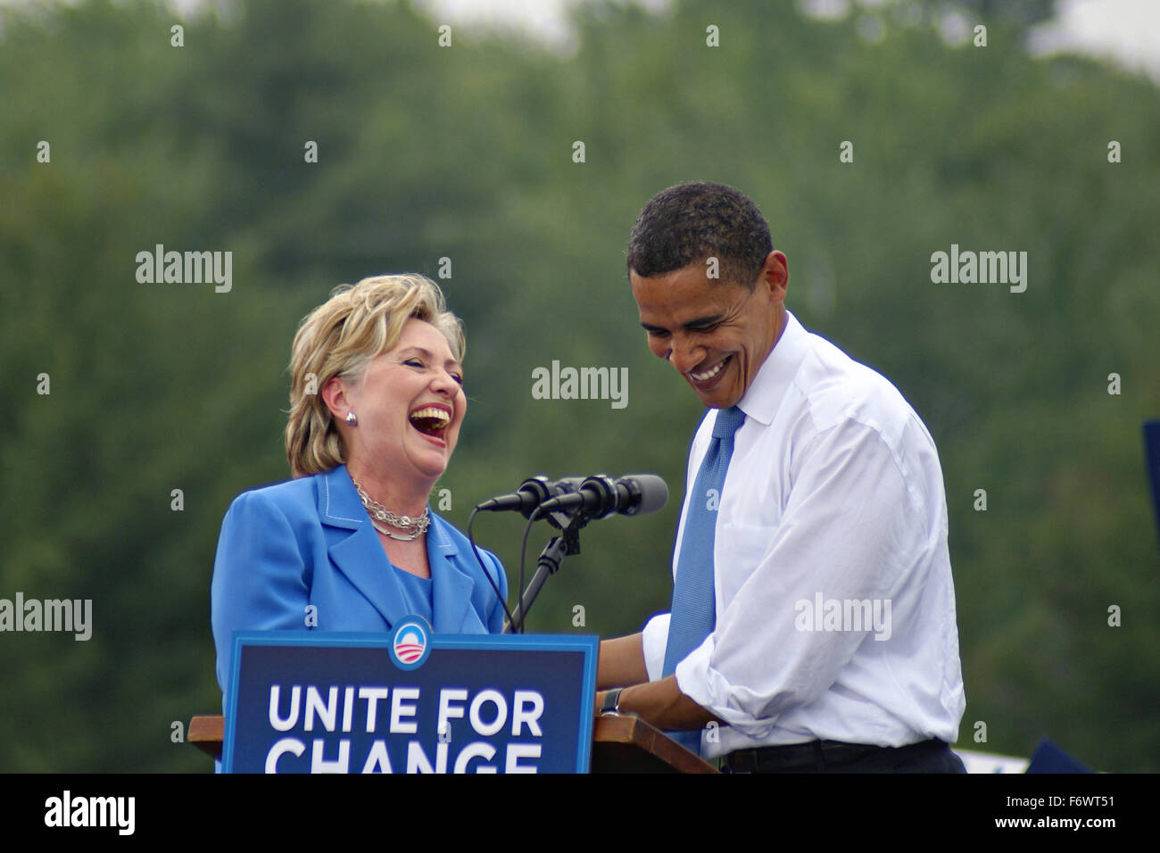Il senatore Hillary Rodham Clinton campagne insieme con il candidato presidenziale democratico senatore Barack Obama durante la campagna elettorale presidenziale del 27 giugno 2008 in unità, New Hampshire. Foto Stock