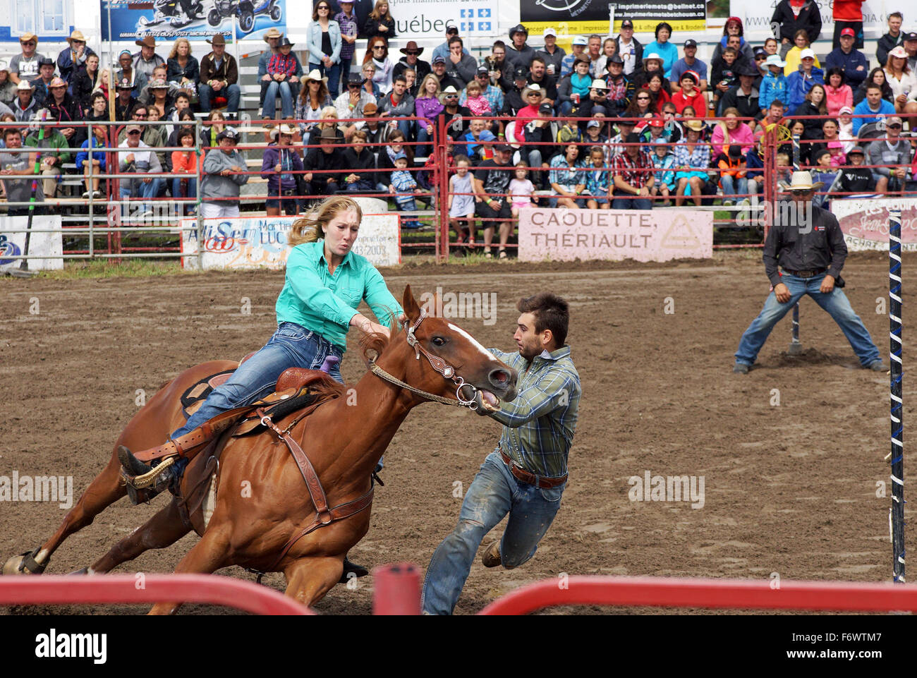 Cowboy cercando di ottenere su un cavallo da corsa a livello locale rodeo rescue racing la concorrenza Foto Stock